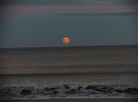 Beaver Moon with wave
